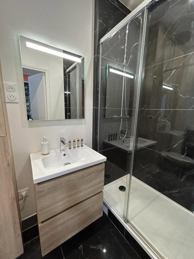Stylish Modern Studio Apartment Paris Exterior photo